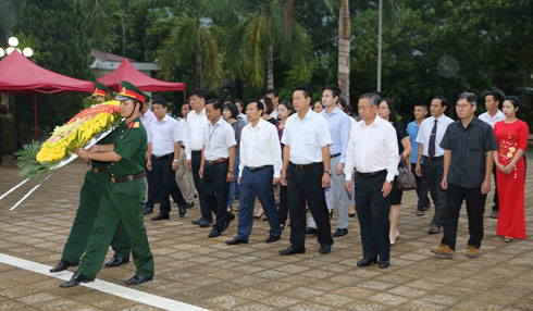Bộ trưởng Nguyễn Ngọc Thiện dâng hương tưởng niệm các anh hùng liệt sĩ tại Nghĩa trang liệt sĩ quốc gia Vị Xuyên